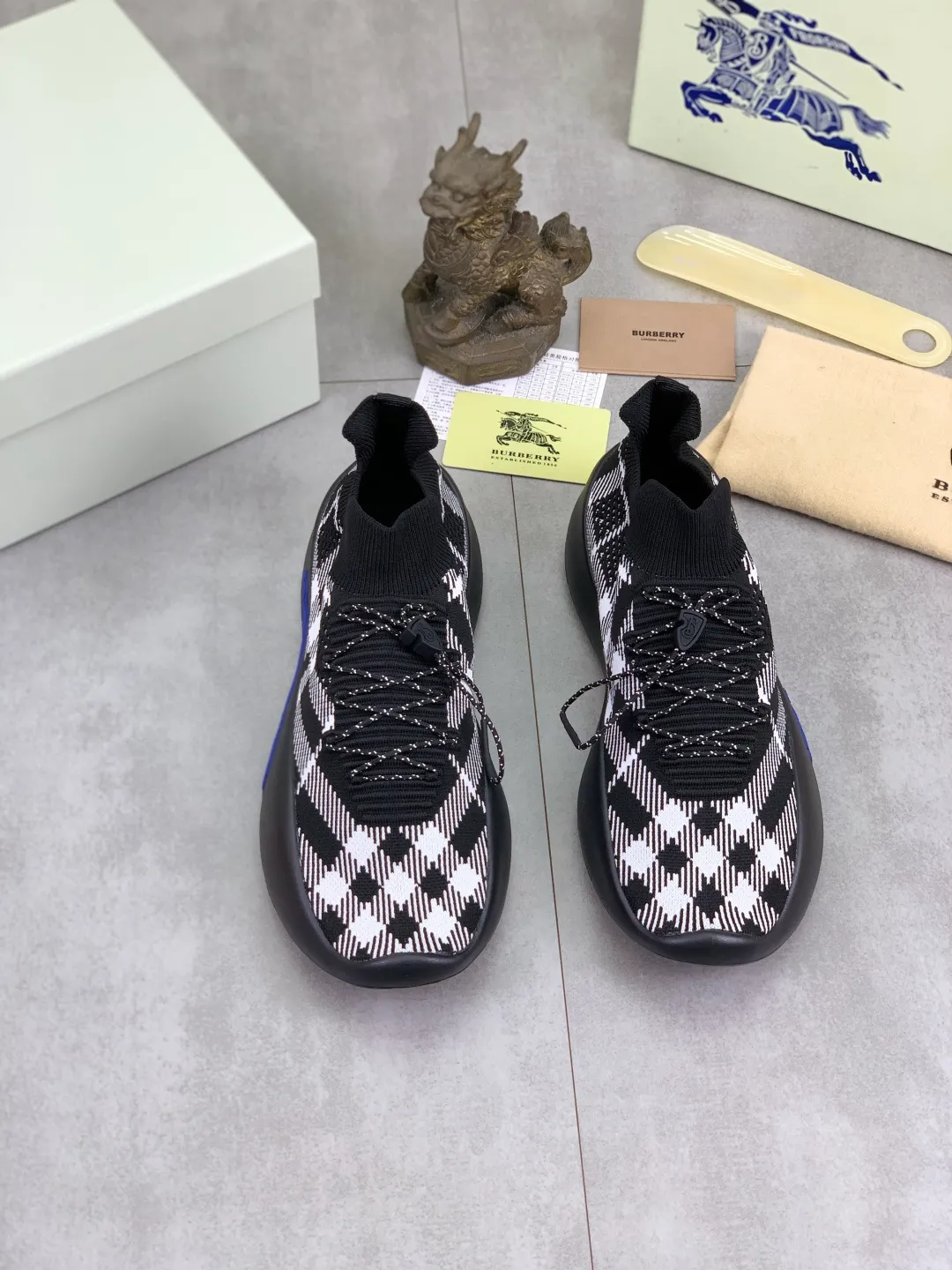 Men's Men's Shoes 💰P620 💰【New Style】Top Version 🆘【Burberry】New Burberry Fly Knit Shoes are now available with perfect workmanship! 🔥Perfect shape and top quality🙈Non-slip and wear-resistant high-end rubber outsole👣Versatile and comfortable shoes, standard size: 39-45 (customized 38-46) 2️⃣colors available Top-quality packaging